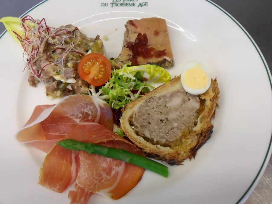 assiette campagnarde(foie gras,paté riesling,jambon cru,feierstengzalot)