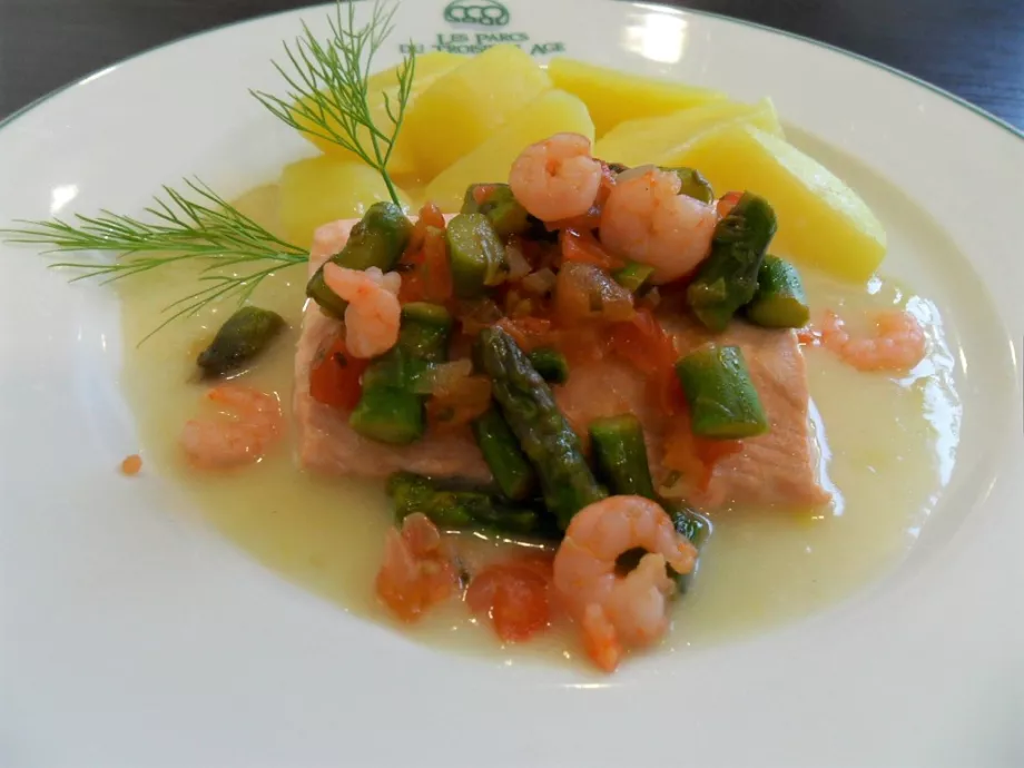 pavé de saumon-sce crevettes et asperges-p.d.t nature